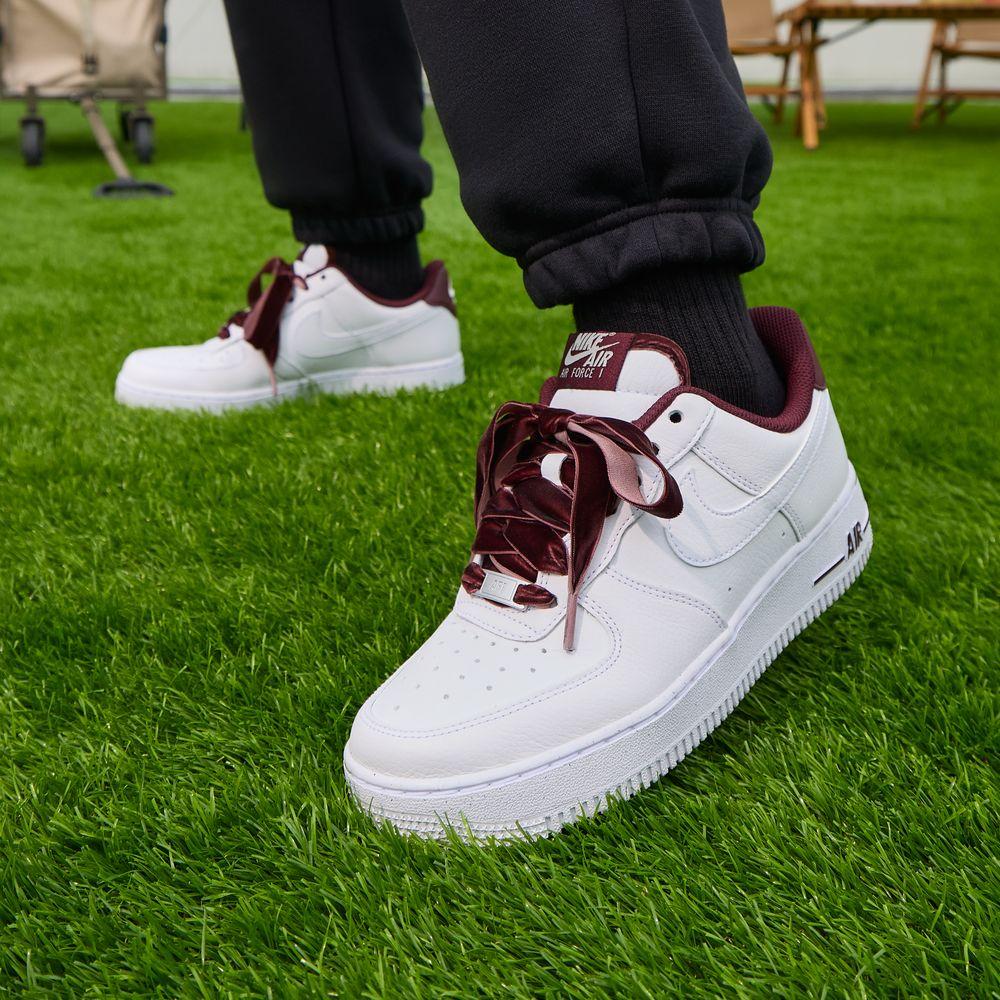 Nike Air Force 1 Low 07 Vintage White Burgundy Crush (Women s) 40.5
Nike Air Force 1 Low 07 Vintage White Burgundy Crush (Women s) 40.5