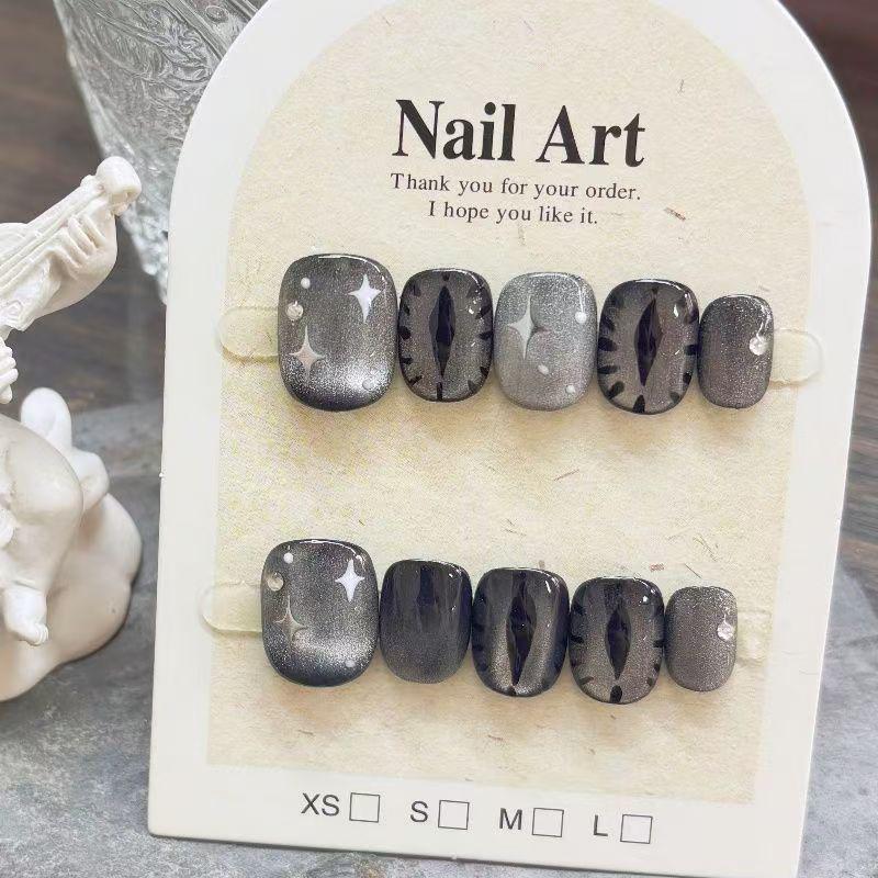 Стиль Маленькой красной книжки: Острые тайские «дьявольский глаз» накладные ногти ручной работы (Отбеливание, Нишевая личность) Medium (M) Size
Стиль Маленькой красной книжки: Острые тайские «дьявольский глаз» накладные ногти ручной работы (Отбеливание, Нишевая личность) Medium (M) Size