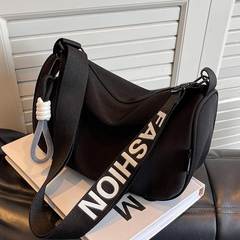 Сумка из нейлоновой ткани для женщин, большая вместимость, 2024, новая модная универсальная сумка через плечо, высококачественная иностранная сумка-подушка чёрный
Сумка из нейлоновой ткани для женщин, большая вместимость, 2024, новая модная универсальная сумка через плечо, высококачественная иностранная сумка-подушка чёрный