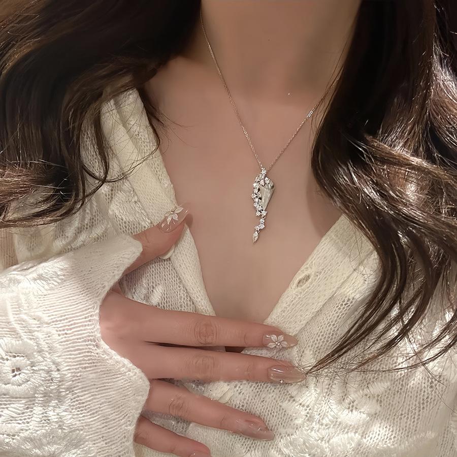 Zircon Hourglass Pendant Necklace Fashion Temperament Clavicle Chain Light Luxury Niche High-end Versatile Jewelry
Zircon Hourglass Pendant Necklace Fashion Temperament Clavicle Chain Light Luxury Niche High-end Versatile Jewelry