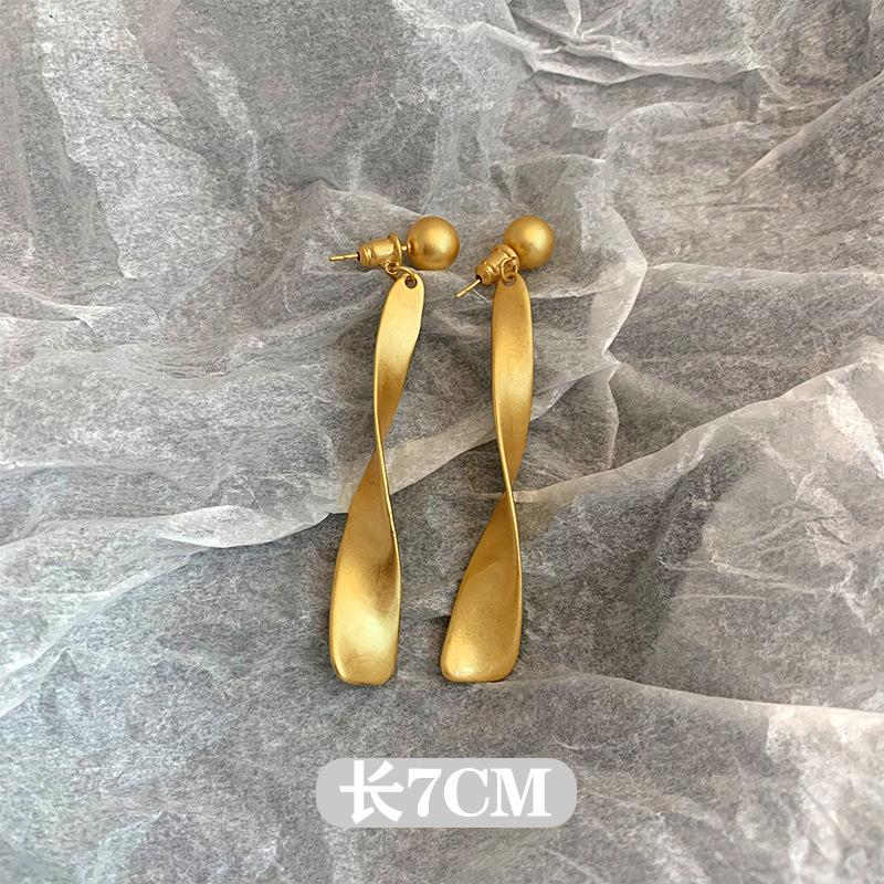 Corrugated ribbon earrings women s sterling silver long retro niche stud earrings two-wear tassel cold wind metal ear jewelry
Corrugated ribbon earrings women s sterling silver long retro niche stud earrings two-wear tassel cold wind metal ear jewelry