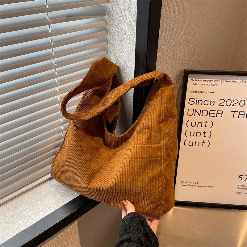 Large capacity tote bag, new black leather simple casual commuting women s bag, fashiable and versatile single shoulder bag
Large capacity tote bag, new black leather simple casual commuting women s bag, fashiable and versatile single shoulder bag