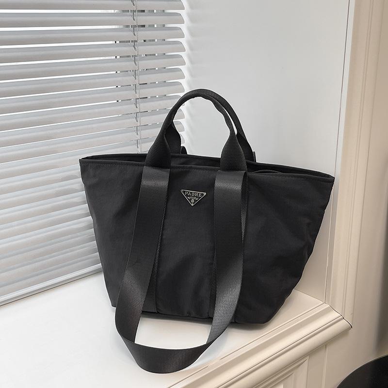 Портативная нейлоновая сумка Простая сумка-ведро большой вместимости Повседневная сумка для покупок Модная сумка-мессенджер на плечо/подмышку чёрный
Портативная нейлоновая сумка Простая сумка-ведро большой вместимости Повседневная сумка для покупок Модная сумка-мессенджер на плечо/подмышку чёрный