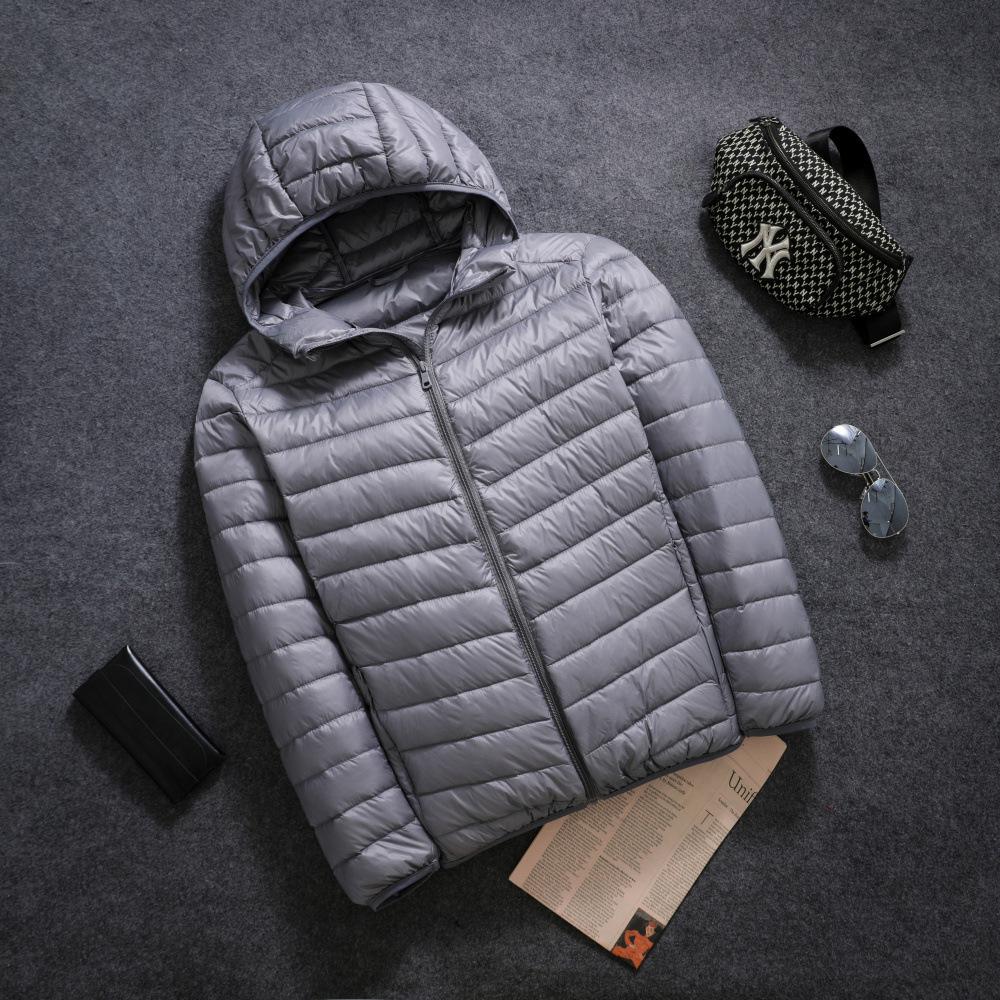 Чоловіча коротка пухова куртка з капюшоном білого кольору, осінь/зима 2024 року - легка та тепла XL сірий колір
Чоловіча коротка пухова куртка з капюшоном білого кольору, осінь/зима 2024 року - легка та тепла XL сірий колір