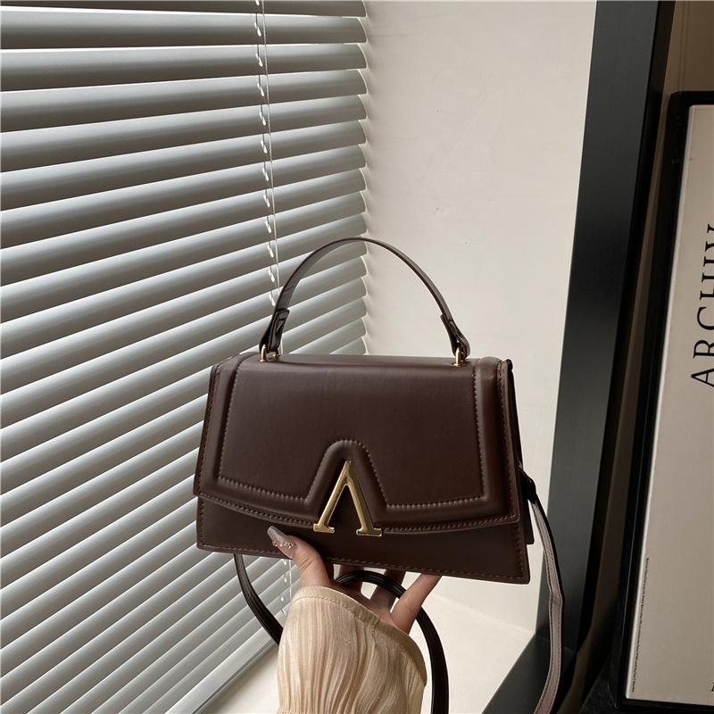 Niche design casual texture women s crossbody small square bag fashion trend autumn new shoulder bag
Niche design casual texture women s crossbody small square bag fashion trend autumn new shoulder bag