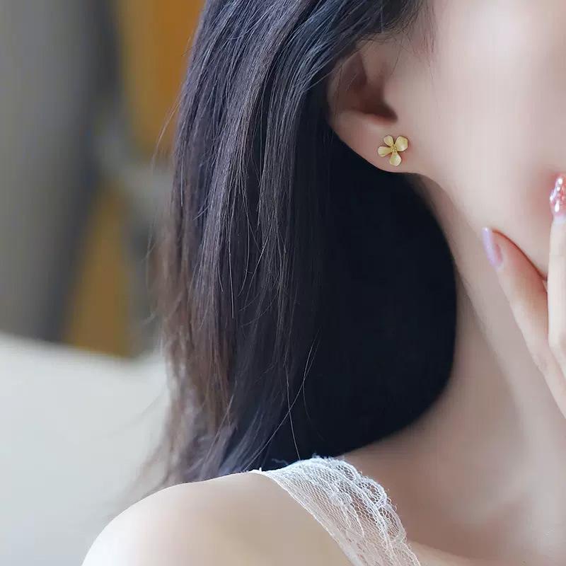 Позолоченные трехмерные серьги с цветком гардении, новый модный минималистский дизайн сережек с цветочным принтом, ниша 
Позолоченные трехмерные серьги с цветком гардении, новый модный минималистский дизайн сережек с цветочным принтом, ниша