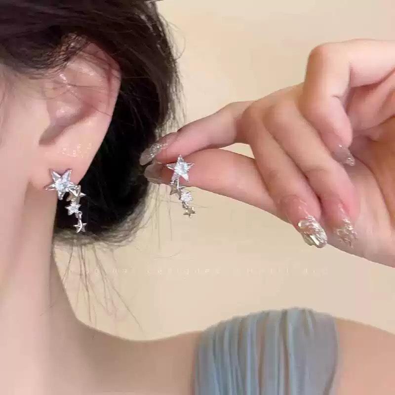 Silver star mosquito coil disc ear clips without ear piercings, niche unique design, long smart earrings, exquisite and versatile earrings.
Silver star mosquito coil disc ear clips without ear piercings, niche unique design, long smart earrings, exquisite and versatile earrings.