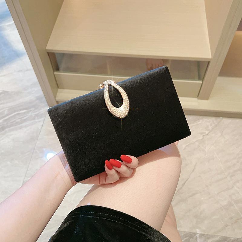 Luxurious and elegant ball Reception Black earrings buckle suede dinner bag dress Clutch bag Wedding Party Banquet makeup bag.
Luxurious and elegant ball Reception Black earrings buckle suede dinner bag dress Clutch bag Wedding Party Banquet makeup bag.