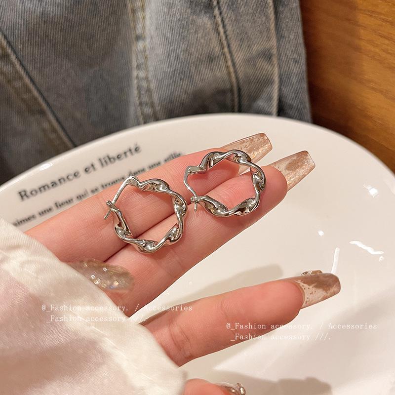 European & American Irregular Metallic Circle Earrings S925 for Women - Niche Celebrity Style
European & American Irregular Metallic Circle Earrings S925 for Women - Niche Celebrity Style