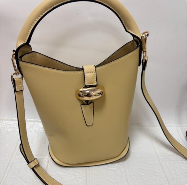 Fashionable Bucket Bag Women s Crossbody Phone Bag Simple High Aesthetic Single Shoulder Crossbody Bag Versatile Stylish New
Fashionable Bucket Bag Women s Crossbody Phone Bag Simple High Aesthetic Single Shoulder Crossbody Bag Versatile Stylish New