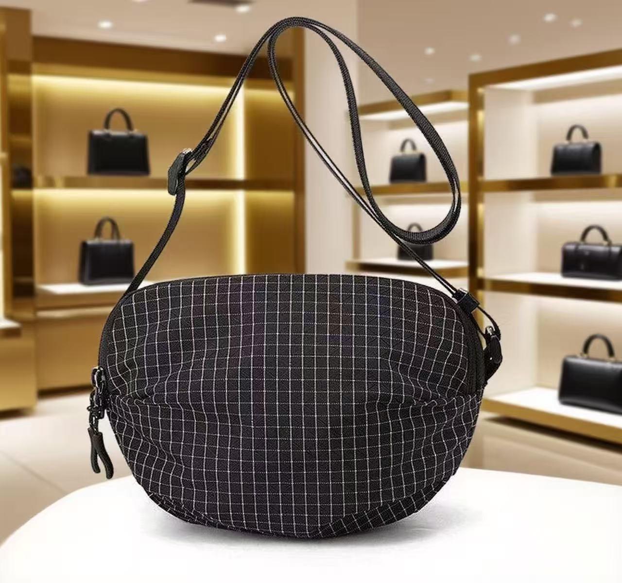 Клетчатая сумка через плечо: Универсальная осенне-зимняя сумка-пельмень кроссбоди в корейском стиле, повседневная и спортивная мода. чёрный
Клетчатая сумка через плечо: Универсальная осенне-зимняя сумка-пельмень кроссбоди в корейском стиле, повседневная и спортивная мода. чёрный