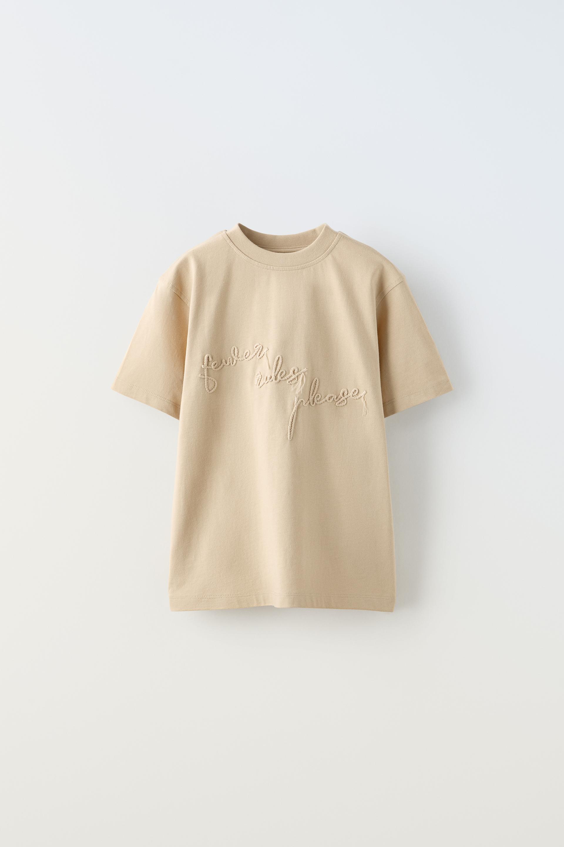 ФУТБОЛКА С ВЫШИВАННЫМ СЛОГАНОМ
ФУТБОЛКА С ВЫШИВАННЫМ СЛОГАНОМ