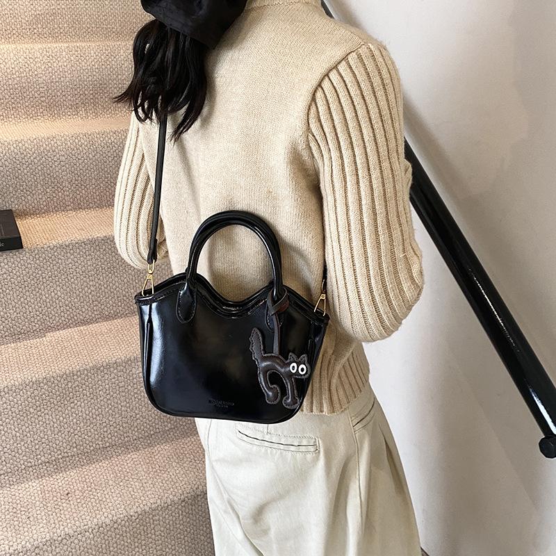 2025 осень и зима новая высококачественная сумка-корзина из масляной вощеной кожи, женская сумка, сумка через плечо, сумка-мессенджер, маленькая сумка-тоут 24*8*16 чёрный
2025 осень и зима новая высококачественная сумка-корзина из масляной вощеной кожи, женская сумка, сумка через плечо, сумка-мессенджер, маленькая сумка-тоут 24*8*16 чёрный