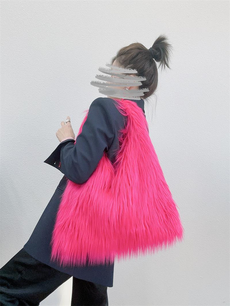 Luxury Faux Fur Tote Shoulder Bags for Women Large Capacity Furry Handbags Y2k Girls Fluffy Bag Winter Plush Underarm Bag
Luxury Faux Fur Tote Shoulder Bags for Women Large Capacity Furry Handbags Y2k Girls Fluffy Bag Winter Plush Underarm Bag