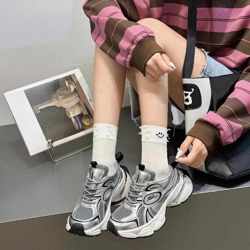 Женские кроссовки, спортивная и повседневная обувь нового стиля, универсальные дышащие кроссовки на толстой подошве для бега 40 серебряный
Женские кроссовки, спортивная и повседневная обувь нового стиля, универсальные дышащие кроссовки на толстой подошве для бега 40 серебряный