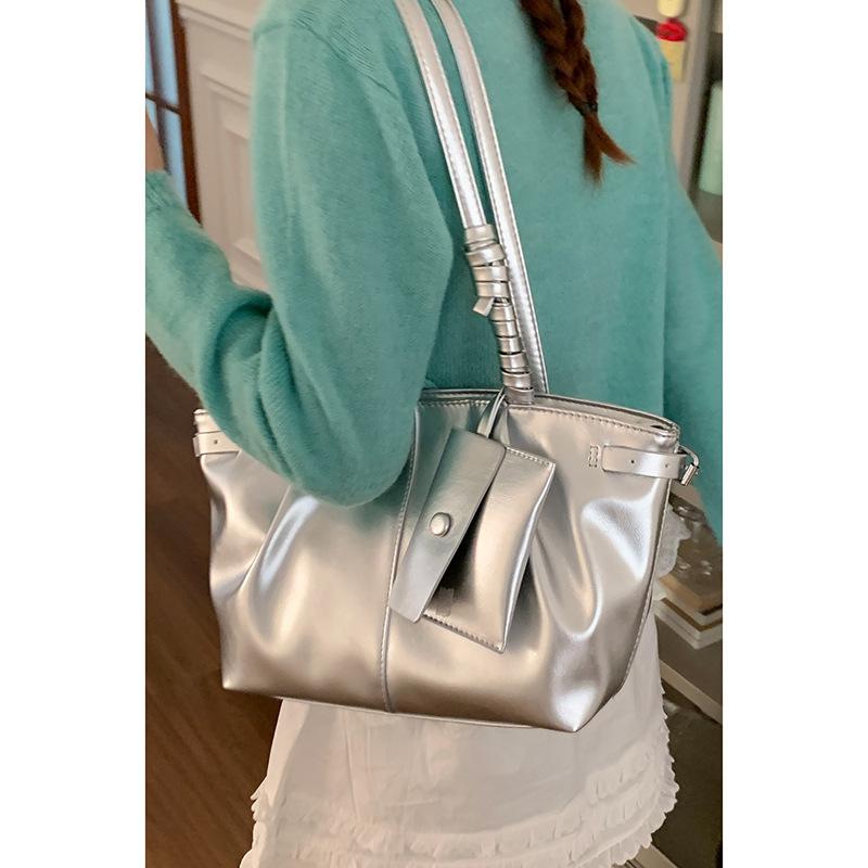 Spring fashion large capacity shoulder commuter bag women s bag 2025 new simple tote bag versatile underarm bag серебряный
Spring fashion large capacity shoulder commuter bag women s bag 2025 new simple tote bag versatile underarm bag серебряный
