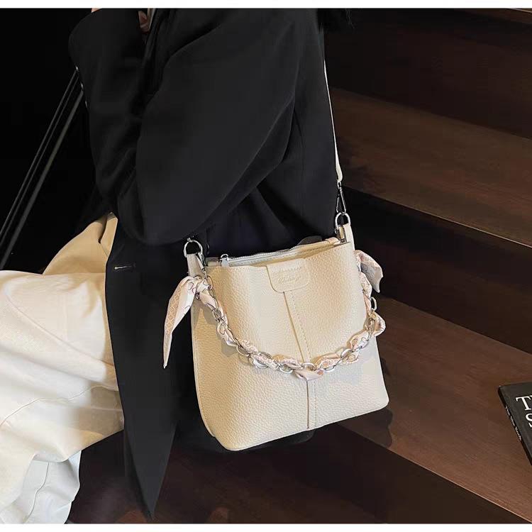 Super popular lychee pattern silk scarf chain bucket bag, new soft leather versatile crossbody bag for commuting S бежевый
Super popular lychee pattern silk scarf chain bucket bag, new soft leather versatile crossbody bag for commuting S бежевый