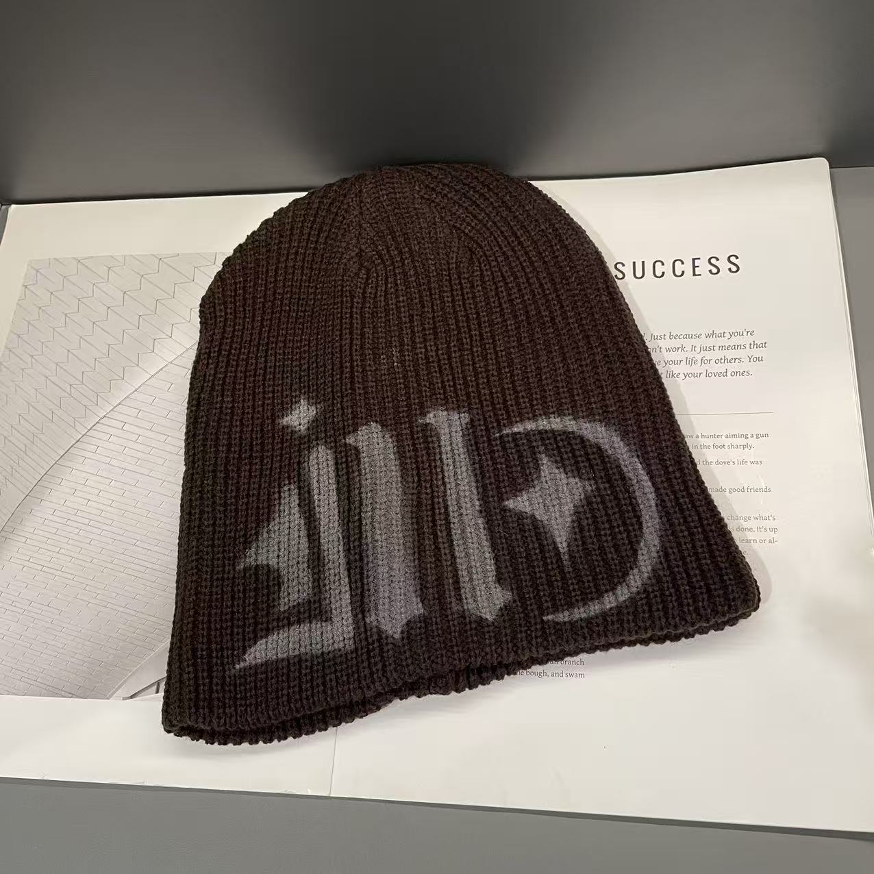 Шапка-бини Холодная шапка для мужчин Осенью и зимой Уличная Сладкая и Крутая Европейский и американский стиль Раскрашенная спреем Вязаная шерстяная шапка для женщин M(56-58cm)
Шапка-бини Холодная шапка для мужчин Осенью и зимой Уличная Сладкая и Крутая Европейский и американский стиль Раскрашенная спреем Вязаная шерстяная шапка для женщин M(56-58cm)