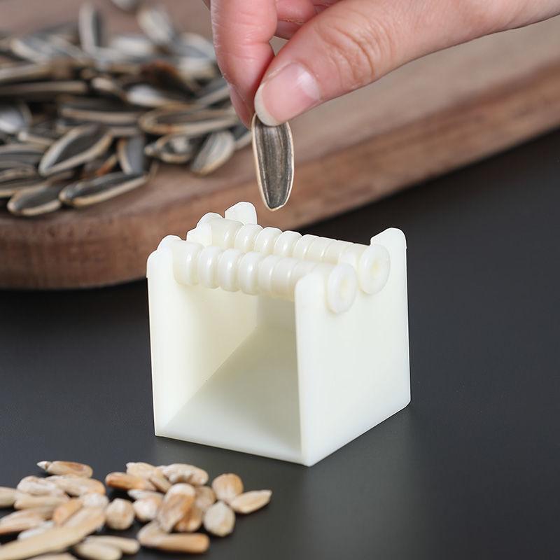 Sunflower Seeds Peeling Tools Labor-saving Peeling and Kernel Clip Tool Lazy Automatic Decorticate and Sunflower Seeds Machine білий
Sunflower Seeds Peeling Tools Labor-saving Peeling and Kernel Clip Tool Lazy Automatic Decorticate and Sunflower Seeds Machine білий