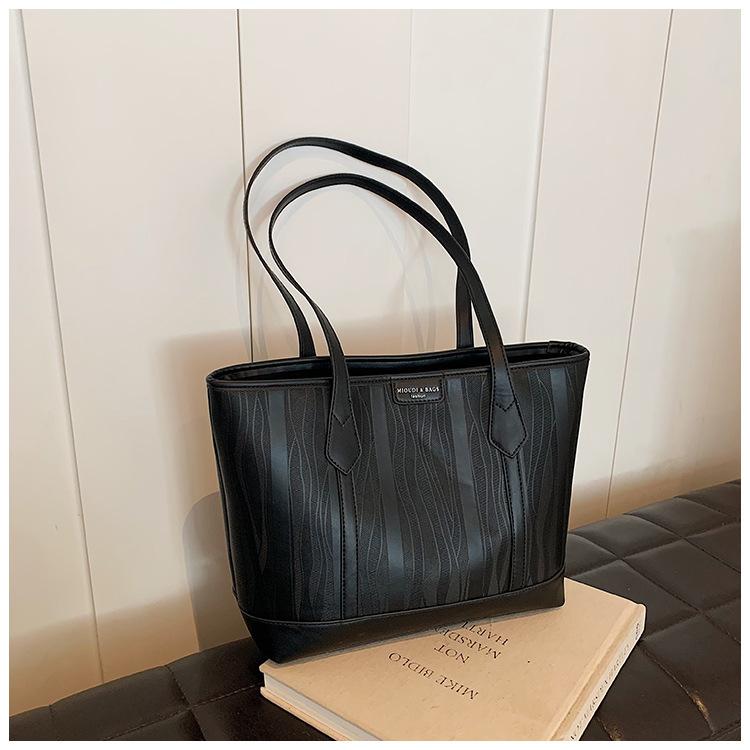 Универсальная фактура большая сумка через плечо женская 2024 новая популярная модная вместительная студенческая сумка-тоут сумка для поездок на работу чёрный