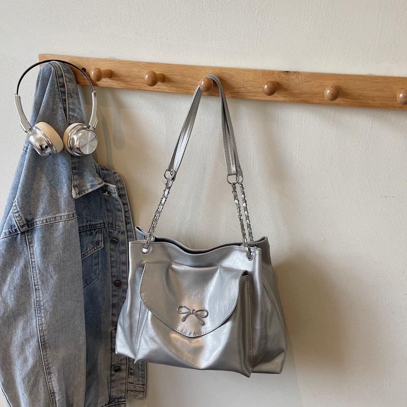 Вместительная сумка-тоут 2025 осень-зима новая универсальная сумка на плечо для поездок на работу, сумка-подмышка премиальной текстуры серебряный
Вместительная сумка-тоут 2025 осень-зима новая универсальная сумка на плечо для поездок на работу, сумка-подмышка премиальной текстуры серебряный