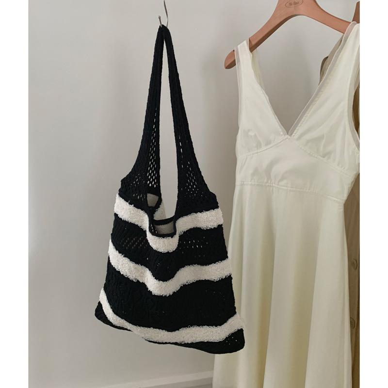 Woven plush hollow large capacity shoulder seaside vacation beach tote bag shoulder shopping bag 59*38*2 чорний
Woven plush hollow large capacity shoulder seaside vacation beach tote bag shoulder shopping bag 59*38*2 чорний