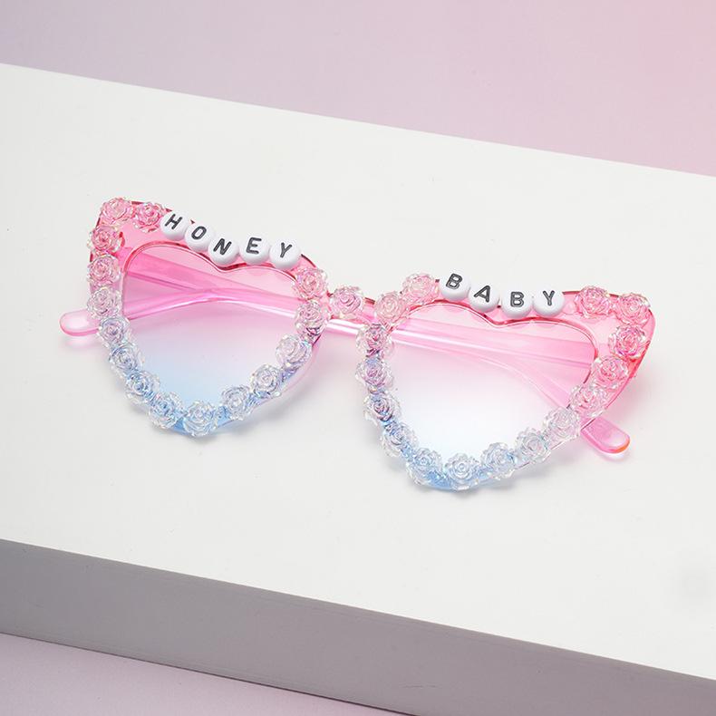 2026 Kids Girls Heart Sunglasses with HONEY BABY Letter Beads UV400 Protection Cute Rose Decor Shades for Children KJ281
2026 Kids Girls Heart Sunglasses with HONEY BABY Letter Beads UV400 Protection Cute Rose Decor Shades for Children KJ281