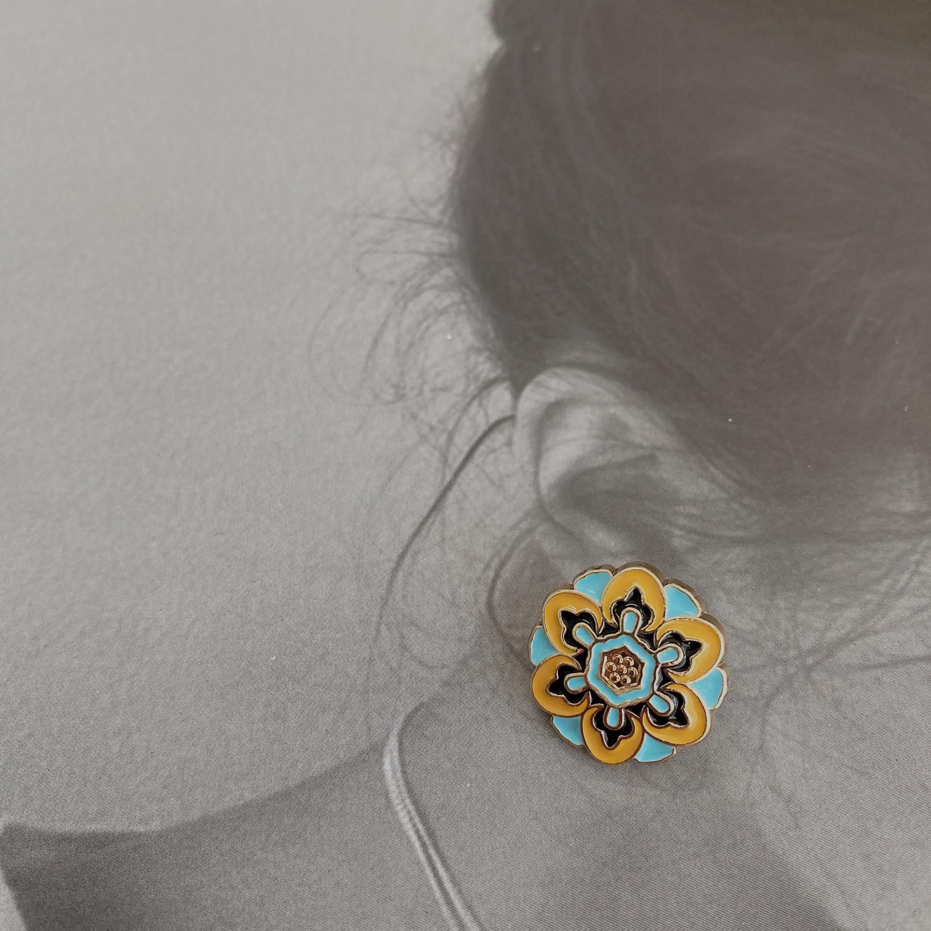 Yisen ESSTUDIO Xiaoxiang Ретро металлические и цветные декоративные пуговицы - европейский и американский элегантный стиль
Yisen ESSTUDIO Xiaoxiang Ретро металлические и цветные декоративные пуговицы - европейский и американский элегантный стиль