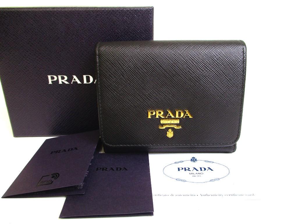 Автентичний компактний гаманець PRADA Black Red Saffiano Leather Trifold Wallet #a228 Refurbished
Автентичний компактний гаманець PRADA Black Red Saffiano Leather Trifold Wallet #a228 Refurbished