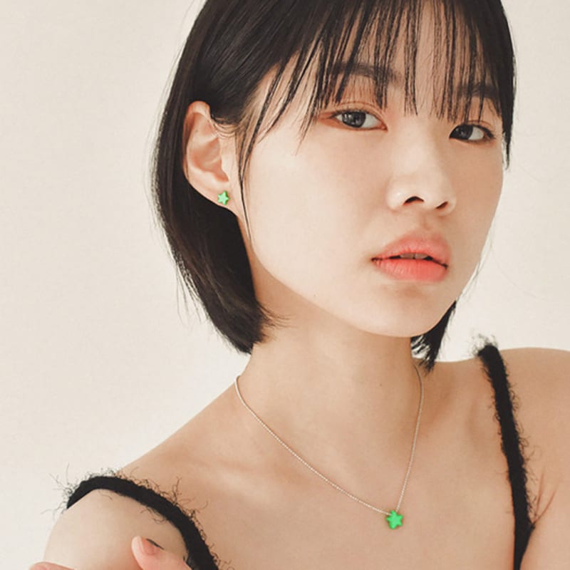 lanterna Vivian Star Necklace (8colors) white
lanterna Vivian Star Necklace (8colors) white