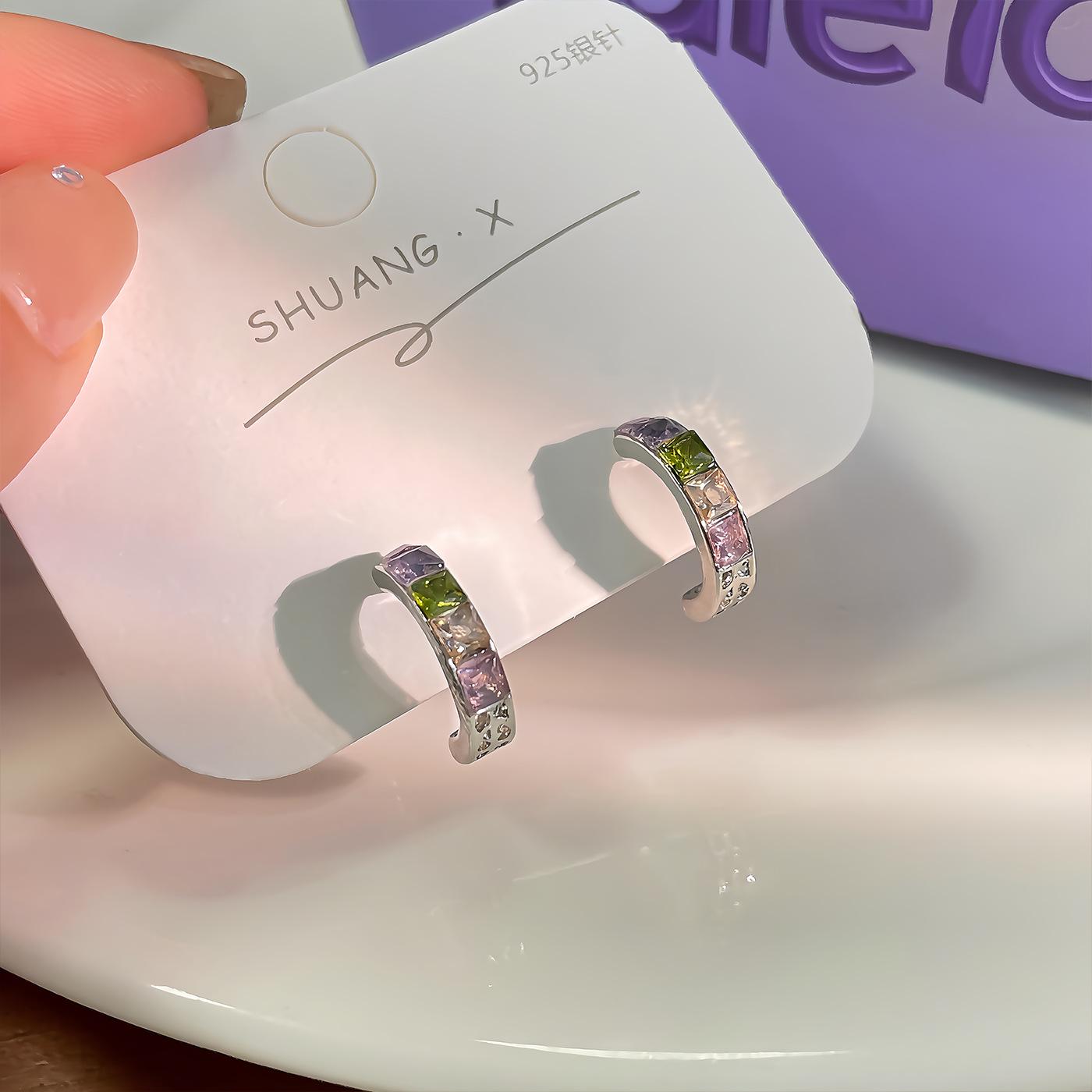 Серебряные серьги-кольца C-образной формы с цирконами: Стильные женские квадратные серьги-пусеты
Серебряные серьги-кольца C-образной формы с цирконами: Стильные женские квадратные серьги-пусеты