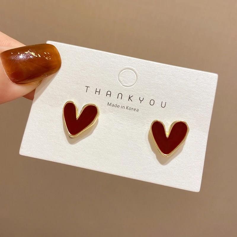 LATS Wine Red Love Stud Earrings for Women Retro Temperament Little Peach Heart Ear Jewelry Classic Modern Trends Accessories
LATS Wine Red Love Stud Earrings for Women Retro Temperament Little Peach Heart Ear Jewelry Classic Modern Trends Accessories