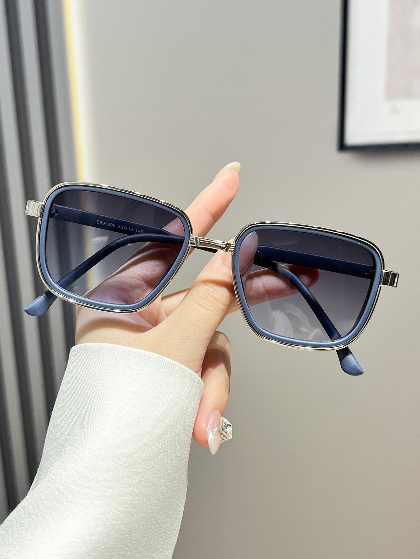 Retro-style square fashion glasses in Europe and America, suitable for both men and women, ideal for everyday wear and driving. синий
Retro-style square fashion glasses in Europe and America, suitable for both men and women, ideal for everyday wear and driving. синий