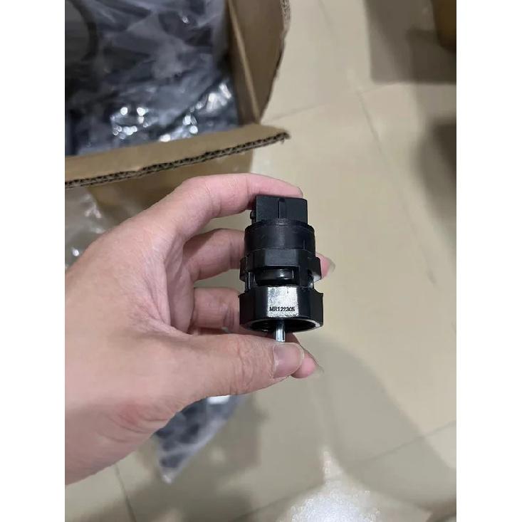 VSS Vehicle Speed Sensor MR122305 5S4783 For Mitsub-ishi Mon-tero V6 Pajero- Shogun- L200 L400 1994 - 1997 1998 1999 2000
VSS Vehicle Speed Sensor MR122305 5S4783 For Mitsub-ishi Mon-tero V6 Pajero- Shogun- L200 L400 1994 - 1997 1998 1999 2000