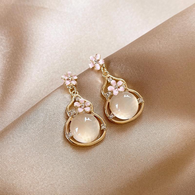 Silver Needle Diamond Drip Hoist Pendant Earrings New Popular Court Style Earrings Light Luxury Premium Earrings
Silver Needle Diamond Drip Hoist Pendant Earrings New Popular Court Style Earrings Light Luxury Premium Earrings