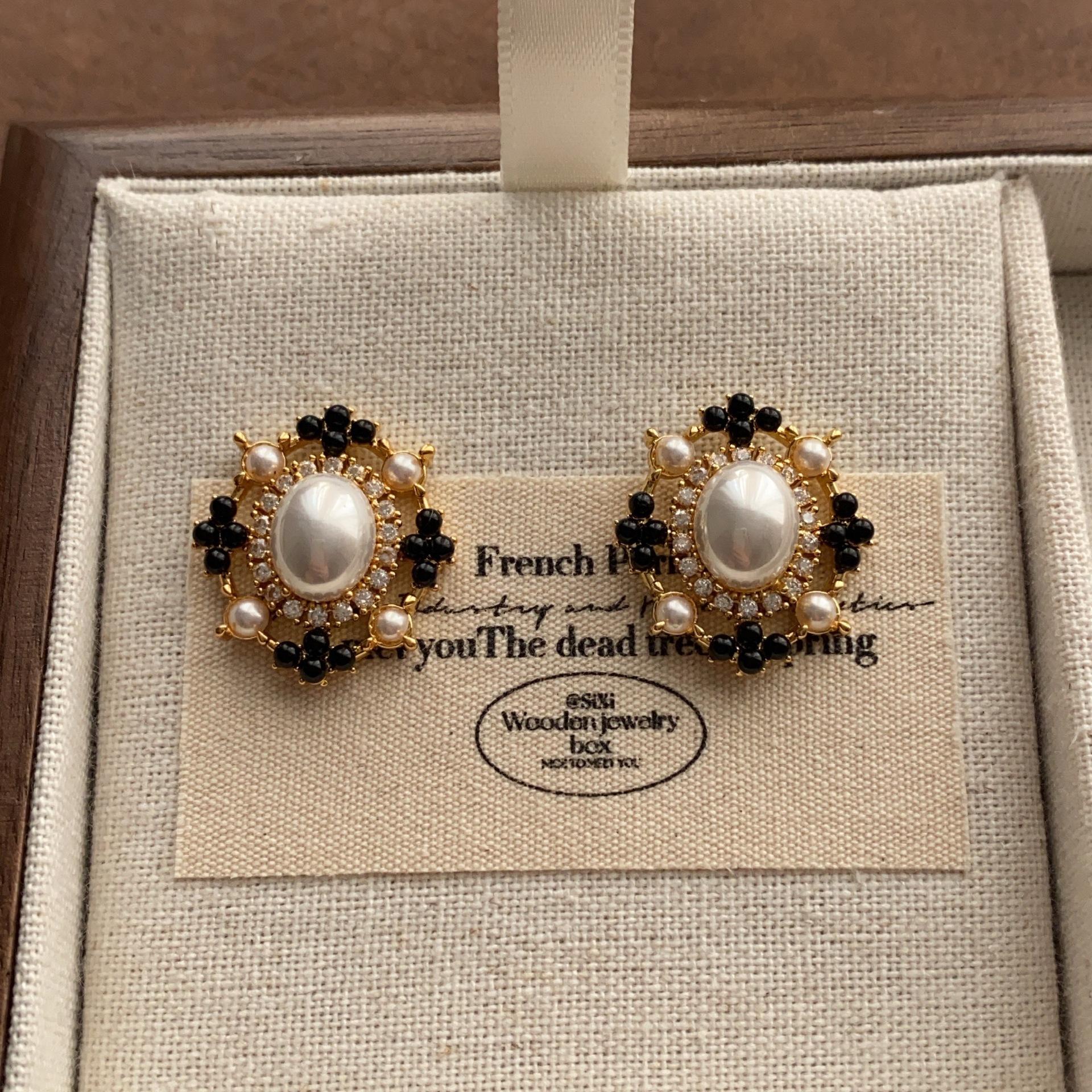 Vintage court style pearl stud earrings exquisite shiny zircon earrings elegant atmosphere low-key luxury earrings
Vintage court style pearl stud earrings exquisite shiny zircon earrings elegant atmosphere low-key luxury earrings
