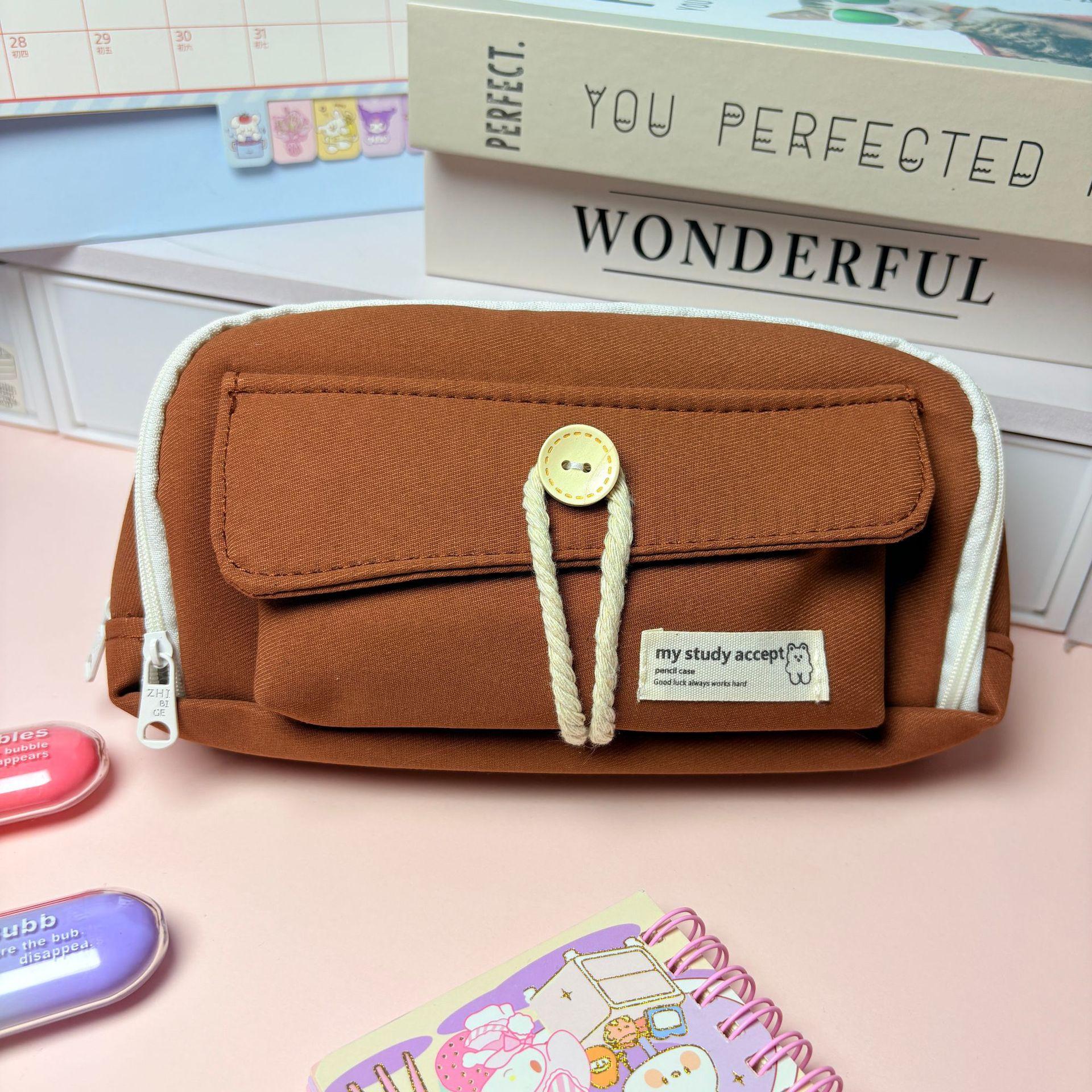 Simple Button Portable Pen Case - Large Capacity Pen Holder - Children s Stain-Resistant School Supplies Bag
Simple Button Portable Pen Case - Large Capacity Pen Holder - Children s Stain-Resistant School Supplies Bag