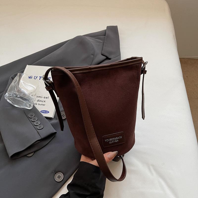 Fashion matte bucket bag women s 2025 summer new trend simple shoulder bag high value casual oblique span bag темно-коричневого
Fashion matte bucket bag women s 2025 summer new trend simple shoulder bag high value casual oblique span bag темно-коричневого