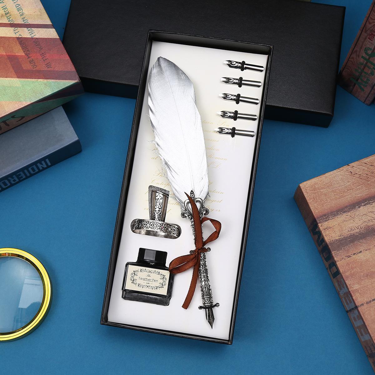 Quill Pen, Retro British Dipping Pen, Goose Feather Pen Dipped In Ink, Birthday Gift For Classmates 0.5mm
Quill Pen, Retro British Dipping Pen, Goose Feather Pen Dipped In Ink, Birthday Gift For Classmates 0.5mm