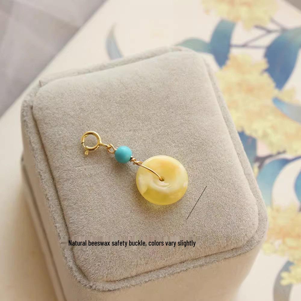 Браслет-подвеска «Мирная пряжка» из пчелиного воска с аксессуарами из плетеного шнура ручной работы
Браслет-подвеска «Мирная пряжка» из пчелиного воска с аксессуарами из плетеного шнура ручной работы