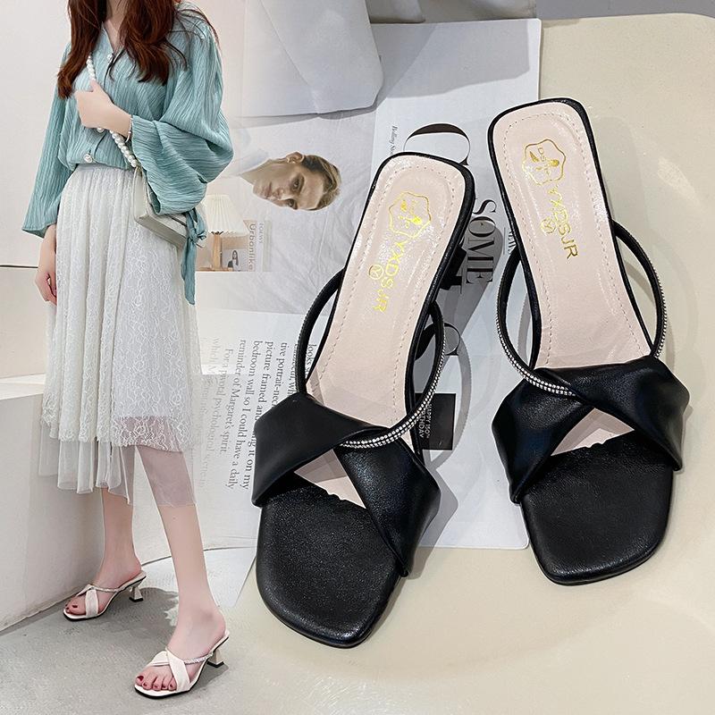 Slippers women s outer wear summer new non-slip versatile slippers women s rhinestone cold slippers 39 чорний
Slippers women s outer wear summer new non-slip versatile slippers women s rhinestone cold slippers 39 чорний