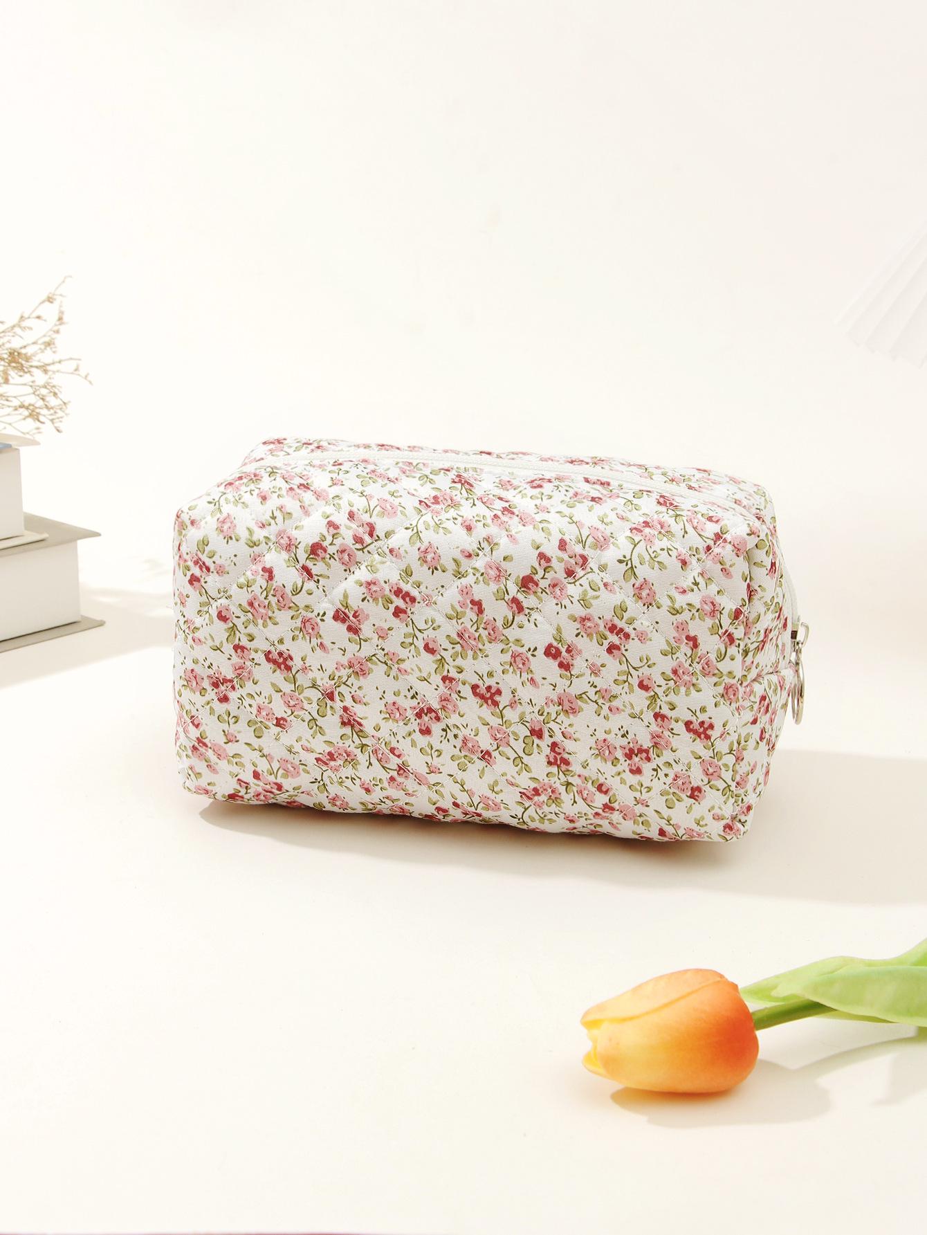 Дорожная косметичка Berg из стеганого хлопка с цветочным узором 18*10*10 cm
Дорожная косметичка Berg из стеганого хлопка с цветочным узором 18*10*10 cm