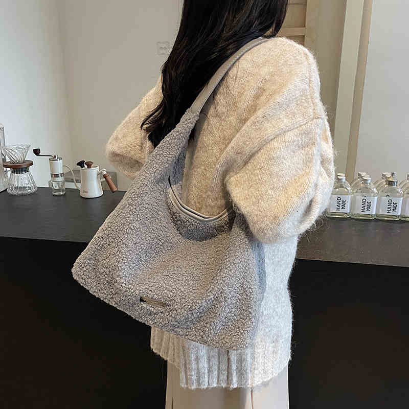 Women s fur shoulder bag for autumn winter large capacity versatile shopping bags new casual commuting bags
Women s fur shoulder bag for autumn winter large capacity versatile shopping bags new casual commuting bags