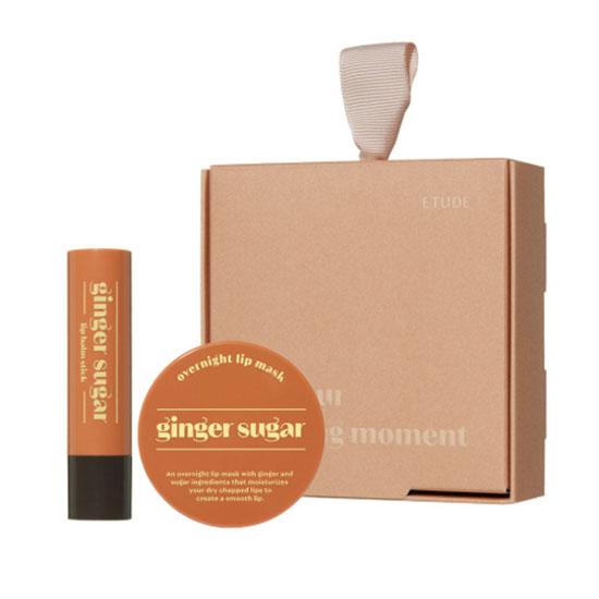 ETUDE Ginger Sugar Overnight Lip Mask 23 g + Lip Balm Stick 3.7 g × 2 Gift Set — Intensive Night Lip Care & Daily Lip Balm Duo
ETUDE Ginger Sugar Overnight Lip Mask 23 g + Lip Balm Stick 3.7 g × 2 Gift Set — Intensive Night Lip Care & Daily Lip Balm Duo