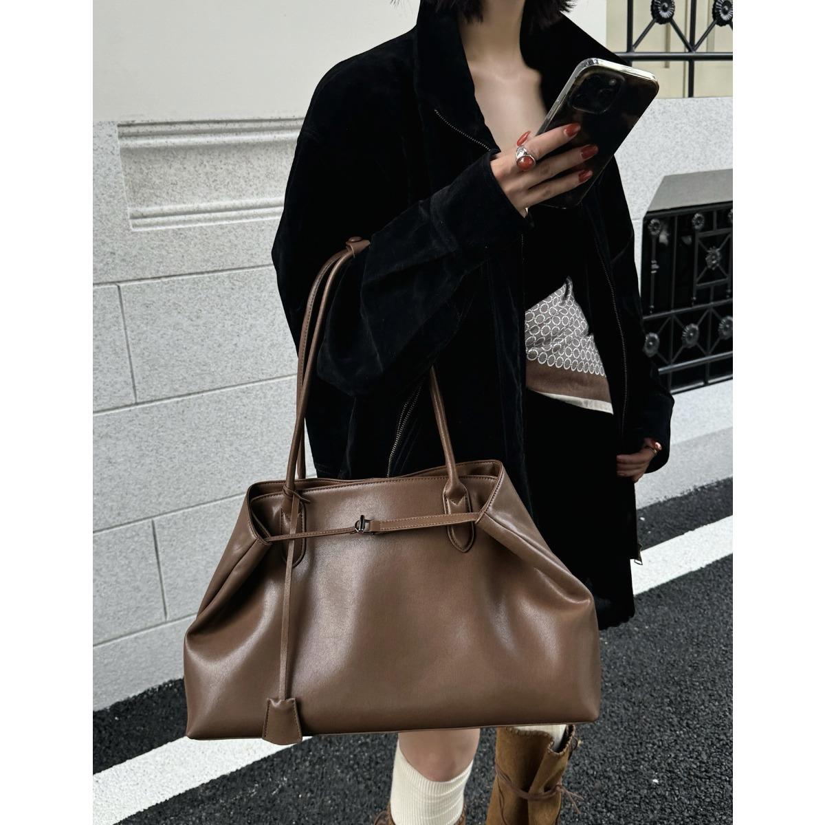 Large capacity tote bag women s 2025 new Korean ins trendy fashion shoulder bag handbag genuine leather women s bag 46*13*26.5cm коричневий
Large capacity tote bag women s 2025 new Korean ins trendy fashion shoulder bag handbag genuine leather women s bag 46*13*26.5cm коричневий