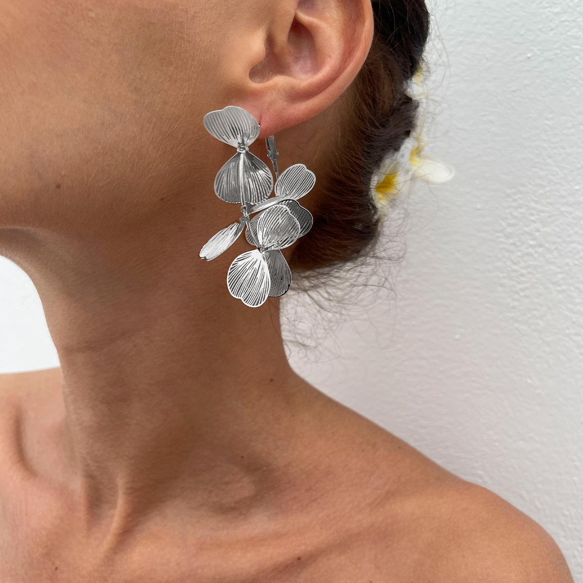 Ingemark Creative Hollow Petal Flower Hoop Earrings for Women 2025 New Fashion Boho Circle Piercing Earrings Wed Jewelry Gift
Ingemark Creative Hollow Petal Flower Hoop Earrings for Women 2025 New Fashion Boho Circle Piercing Earrings Wed Jewelry Gift