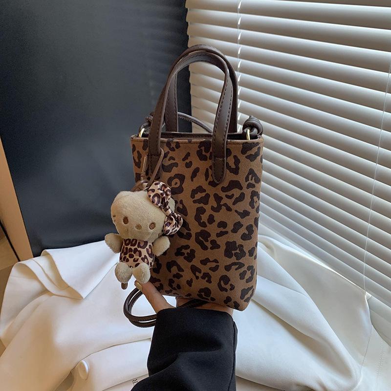 Сумка для мобильного телефона женская мессенджер новая нишевая дизайнерская леопардовая сумка маленькая сумка для мобильных телефонов
Сумка для мобильного телефона женская мессенджер новая нишевая дизайнерская леопардовая сумка маленькая сумка для мобильных телефонов