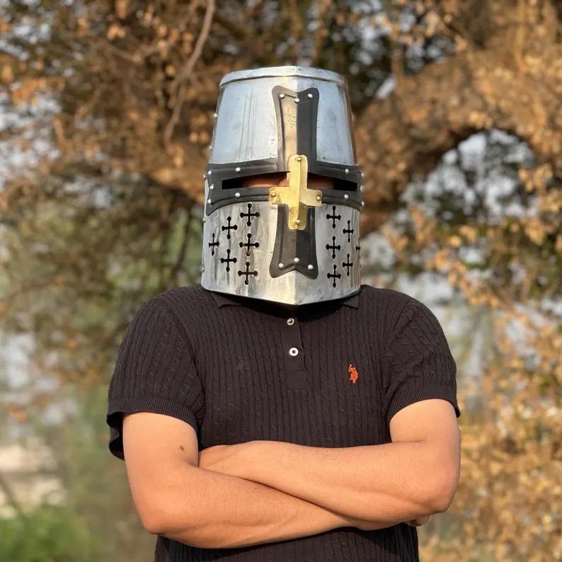 Knight Templar Crusader Helmet – Medieval Great Helm, Larp And Cosplay Helmet ,Handmade Steel & Brass Helmet , Collectible Gift срібний
Knight Templar Crusader Helmet – Medieval Great Helm, Larp And Cosplay Helmet ,Handmade Steel & Brass Helmet , Collectible Gift срібний