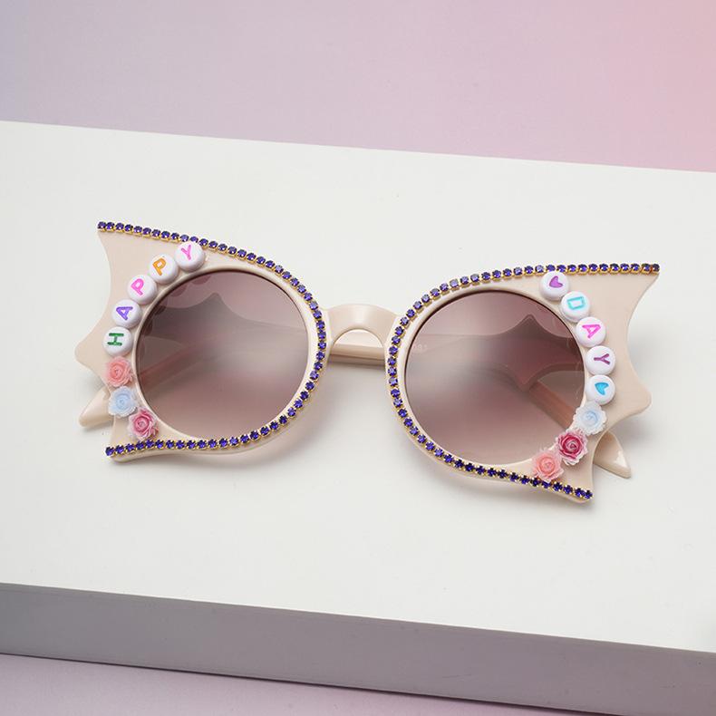 Bling Rhinestone Flower Bat Wing Sunglasses Y2K Cat Eye Novelty Sunglasses For Girls Birthday Party Fashion Eyewear KJ225
Bling Rhinestone Flower Bat Wing Sunglasses Y2K Cat Eye Novelty Sunglasses For Girls Birthday Party Fashion Eyewear KJ225