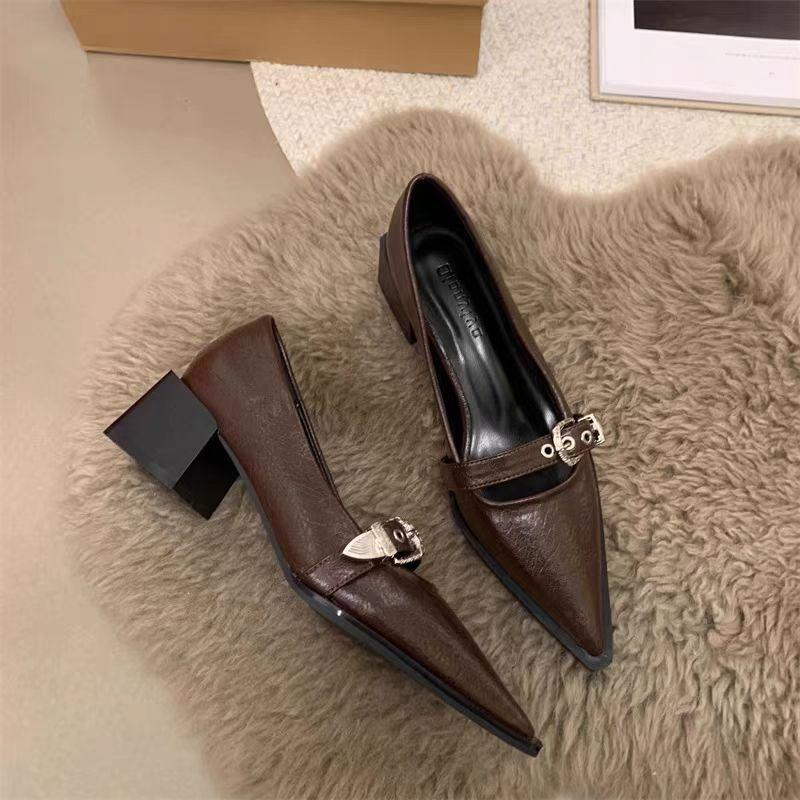 New large size high heels, new style pointed versatile one-word buckle with shallow thick heel single shoes 40
New large size high heels, new style pointed versatile one-word buckle with shallow thick heel single shoes 40